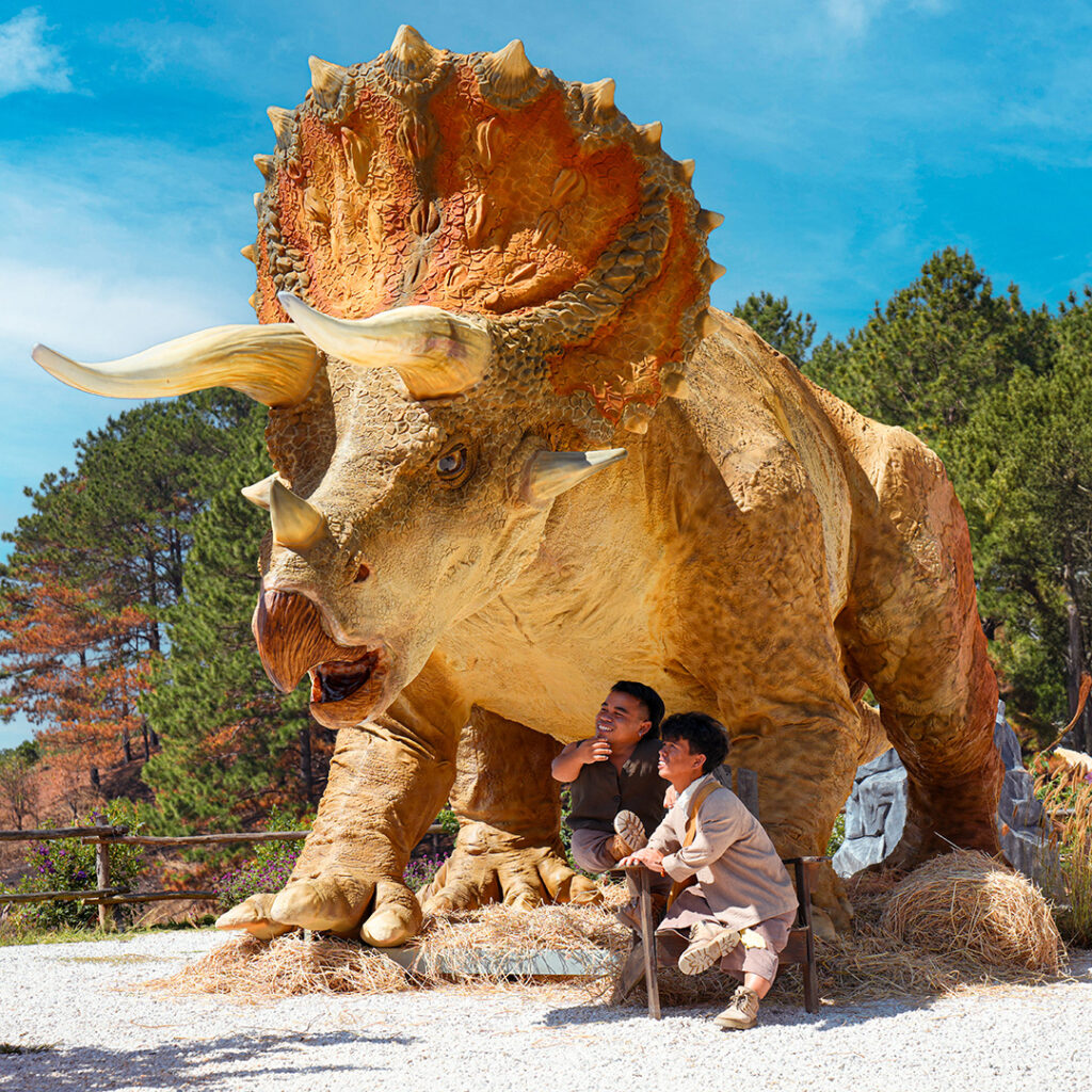 Customizable Wholesale Animatronic Triceratops 8M - CineMagic - 3